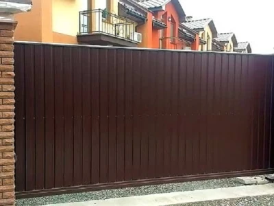 В'їзна відкатна брама для дому